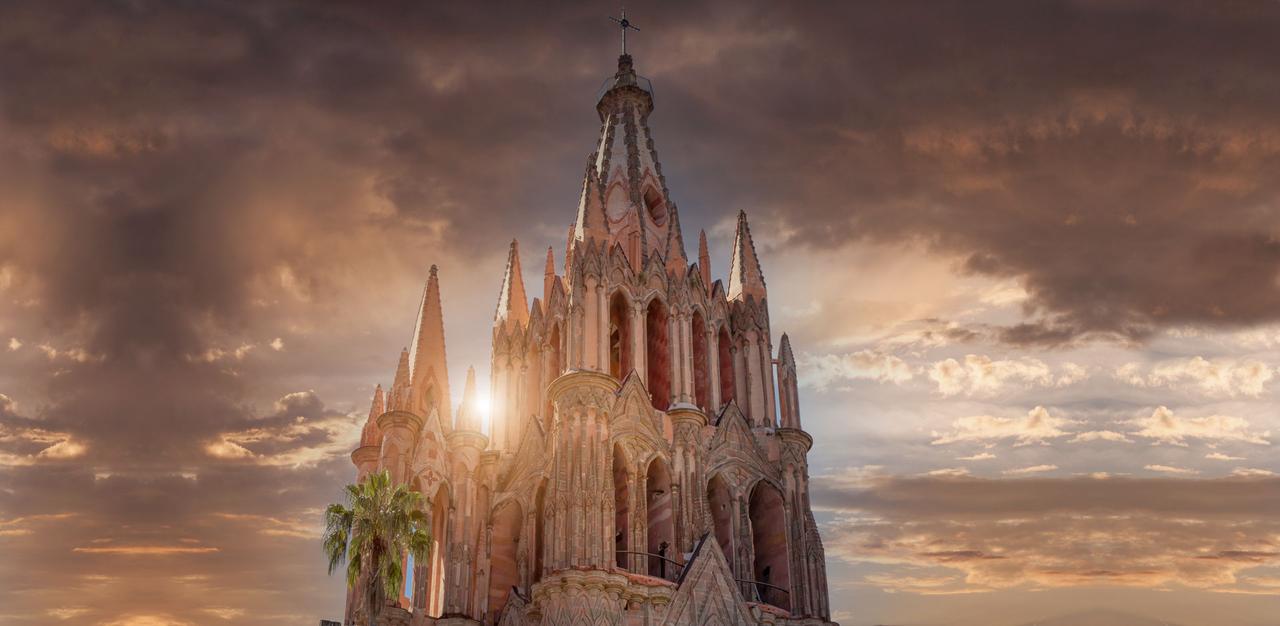 Parroquia de San Miguel Arcángel at sunset — San Miguel de Allende